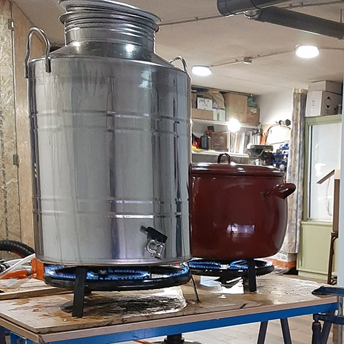 Ollas cocinando la cerveza artesana de La Birra Láctea