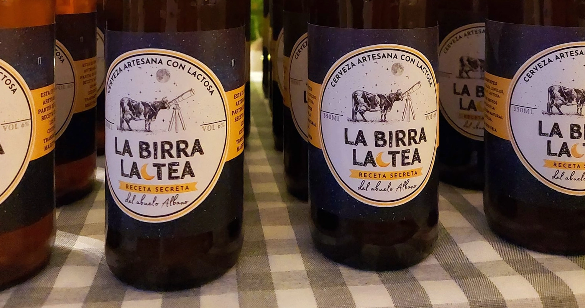 Primer plano de botellas de cerveza artesana La Birra Láctea