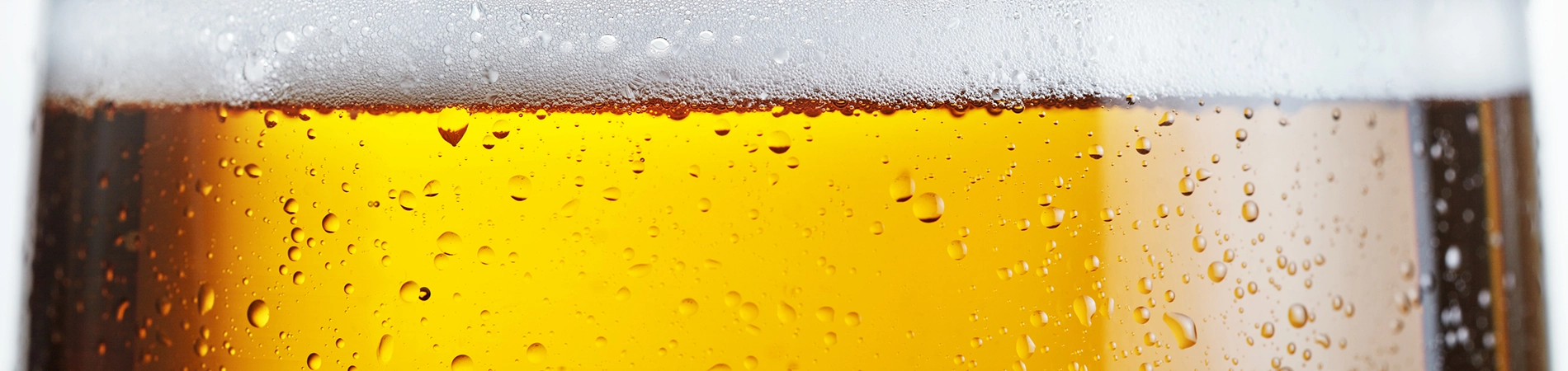 Imagen de fondo de cerveza en una copa de cristal